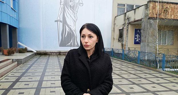 Земфира Цкаева, вдова Владимира Цкаева, после судебного заседания общается с журналистами. 19 апреля 2019 г. Фото Эммы Марзоевой для "Кавказского узла"