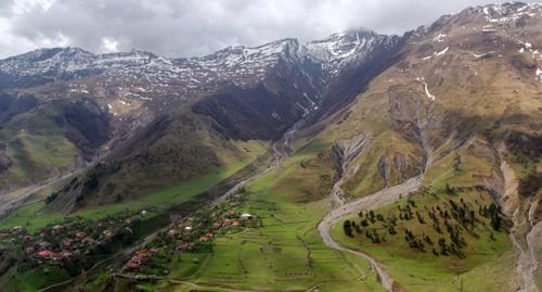 Военно-Грузинская дорога в районе Зема-Млета. Фото:  Автор: Alexxx1979 - собственная работа, CC BY-SA 4.0, https://commons.wikimedia.org/w/index.php?curid=34888057