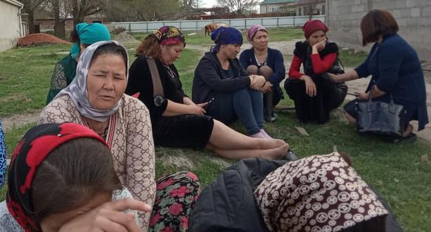 Родственники задержанных у здания Ногайского райсуда 13 апреля 2019 года. Фото Гульмиры Тангатаровой