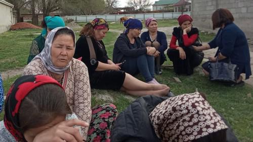 Родственники задержанных у здания Ногайского райсуда 13 апреля 2019 года. Фото Гульмиры Тангатаровой Родственники задержанных у здания Ногайского райсуда 13 апреля 2019 года. Фото Гульмиры Тангатаровой