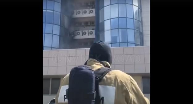 Скриншот видео пожара в Новороссийске 22 апреля 2019 года. Группа "ДТП Новороссийск" в соцсети "ВКонтакте", https://vk.com/wall-100283479_290674