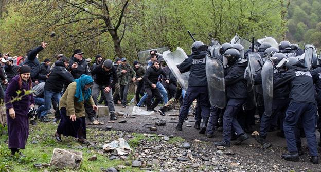 Участники нападения на сотрудников полиции во время митинга, проведенного жителями Панкисского ущелья, которые протестуют против запланированного строительства гидроэлектростанции, недалеко от села Биркиани, Грузия, 21 апреля 2019 года. REUTERS / Екатерина Анчевская
Выделите текст, чтобы посмотреть примеры
