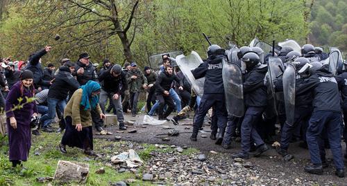 Участники нападения на сотрудников полиции во время митинга, проведенного жителями Панкисского ущелья, которые протестуют против запланированного строительства гидроэлектростанции, недалеко от села Биркиани, Грузия, 21 апреля 2019 года. REUTERS / Екатерина Анчевская
Выделите текст, чтобы посмотреть примеры
