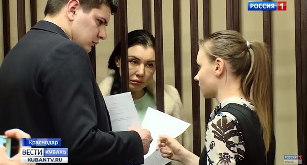 Алена Верди (в центре) в зале судебного заседания. Скриншот с видео "Пластического хирурга Алену Верди поместили в следственный изолятор" пользователя "Россия. Кубань",  https://www.youtube.com/watch?v=nEC0ZIj-HYw