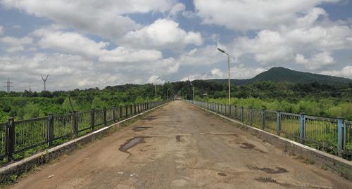 Мост через реку Ингури. Граница между Грузией и Абхазией. Фото Marcin Konsek / Wikimedia Commons