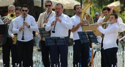 Выступление музыкантов на 1 мая в Ереване. Фото Тиграна Петросяна для "Кавказского узла".