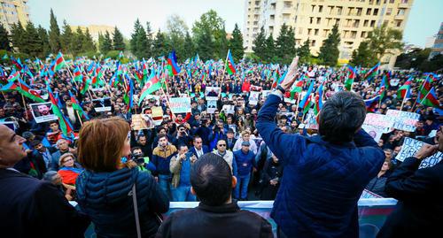 Оппозиционеры ПНФА во время митинга критикуют власти Азербайджана. Октябрь 2017 года. Фото Азиза Каримова для “Кавказского узла”.