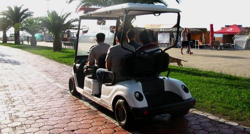 Электромобиль на Батумском бульваре. Фото Юлии Кашеты для "Кавказского узла". Электромобиль на Батумском бульваре. Фото Юлии Кашеты для "Кавказского узла".