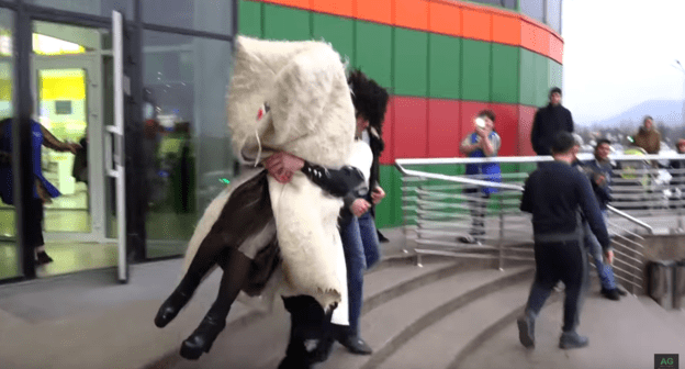 Скриншот видео "Захватывающая кража невесты в Осетии", https://youtu.be/6cEFeoo-83A