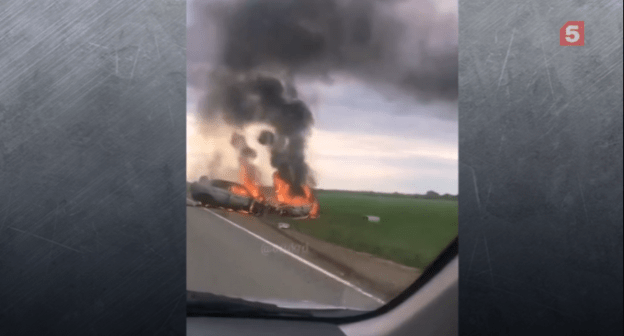 Скриншот видео ДТП в Краснодарском крае 3 мая 2019 года, https://www.5-tv.ru/news/249520/vstrasnoj-avarii-nakubani-pogibli-dva-komika-izstand-up/