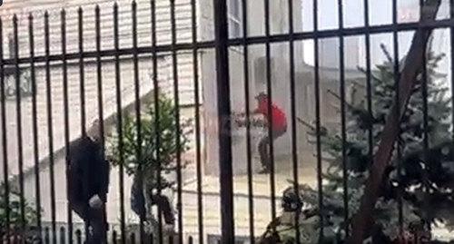 Спасение девушки во время пожара в Сочи. Фото: кадр видео СОЧИ 24 "Спасение девушки" https://www.youtube.com/watch?v=QpDMZrqN4F8
Спасение девушки во время пожара в Сочи. Фото: кадр видео СОЧИ 24 "Спасение девушки" https://www.youtube.com/watch?v=QpDMZrqN4F8