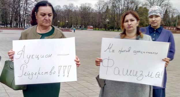 Пикет жителей Второго Лескена в Нальчике против проведения земельных аукционов. 16 апреля 2019 года. Фото Людмилы Маратовой для "Кавказского узла"