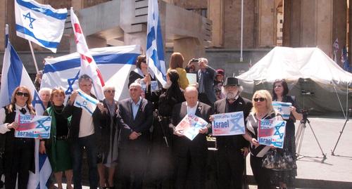 Акция поддержки Израиля перед зданием парламента в Тбилиси. Фото Беслана Кмузова для "Кавказского узла". Акция поддержки Израиля перед зданием парламента в Тбилиси. Фото Беслана Кмузова для "Кавказского узла".