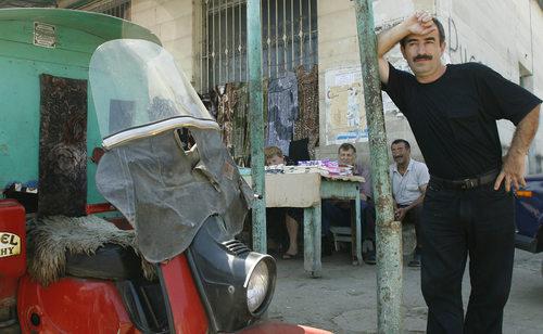 Мужчина стоит на рынке Дербента. 17 августа 2007 года. Фото: REUTERS/Thomas Peter