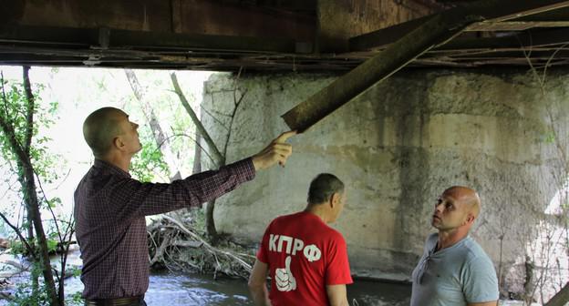 Жители Ростовской области осматривают мост через реку Кундрючью. 8 мая 2019 года. Фото Вячеслава Прудникова для "Кавказского узла".
