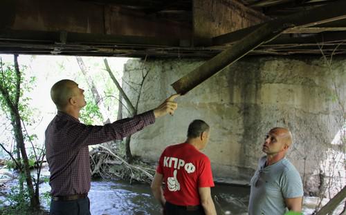 Жители Ростовской области осматривают мост через реку Кундрючью. 8 мая 2019 года. Фото Вячеслава Прудникова для "Кавказского узла". Жители Ростовской области осматривают мост через реку Кундрючью. 8 мая 2019 года. Фото Вячеслава Прудникова для "Кавказского узла".