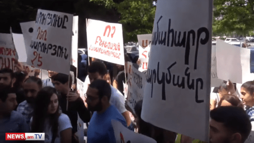 Акция протеста у здания правительства Армении 10 мая 2019 года. Скриншот видео. https://youtu.be/8XtYwOyw3KU