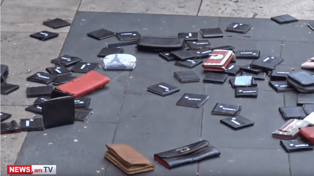 Бумажники, разбросанные участниками акции протеста у здания правительства Армении 10 мая 2019 года. Скриншот видео. https://youtu.be/8XtYwOyw3KU