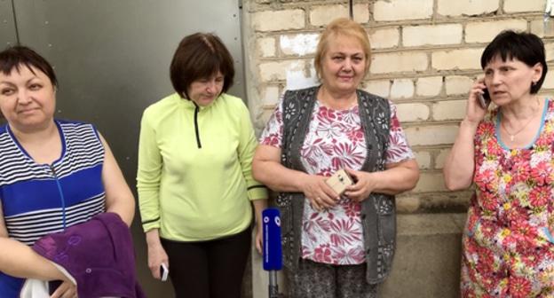 Соседи пострадавших, ставшие очевидцами взрыва в Чистоозерном. 12 мая 2019 года. Фото Вячеслава Прудникова для "Кавказского узла".