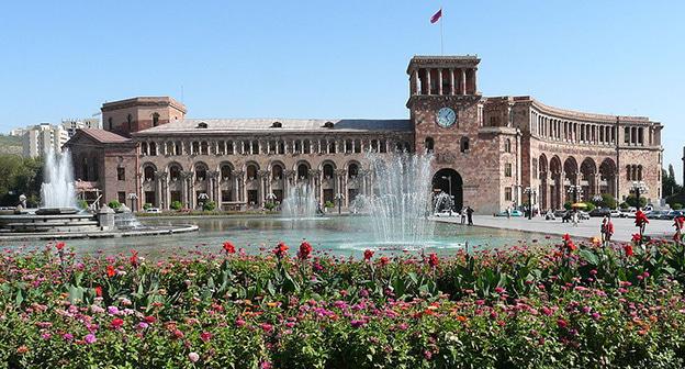 Здание правительства Армении. Фото: Rita Willaert - https://www.flickr.com/photos/rietje/2906603943/in/set-72157607531265304/