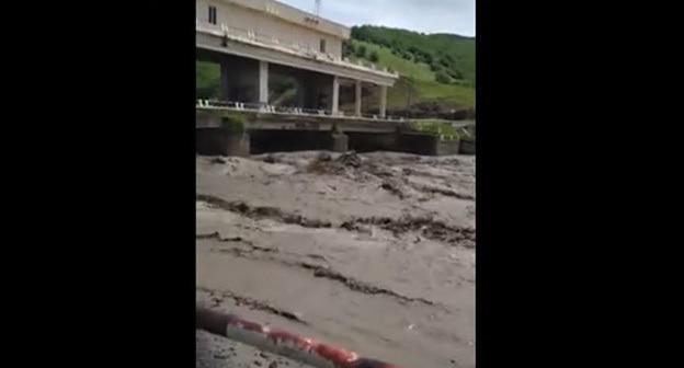 Паводок в Телавском районе Грузии. Скриншот видео пользователя Georgian Broadcaster https://www.youtube.com/watch?v=kmfhxb-c1n8&feature=youtu.be

