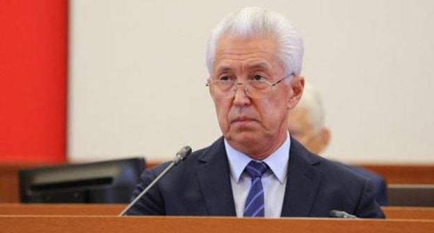  Глава Дагестана Владимир Васильев. Фото: пресс-служба главы Дагестана http://president.e-dag.ru/novosti/v-centre-vnimaniya/vladimir-vasilev-utverzhden-v-dolzhnosti-glavy-dagestana
Удалить 