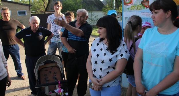 Участники схода в Красном Сулине. Фото Вячеслава Прудникова для "Кавказского узла".