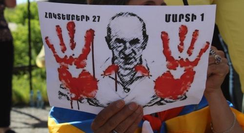 Плакат противников Роберта Кочаряна. Фото Тиграна Петросяна для "Кавказского узла".