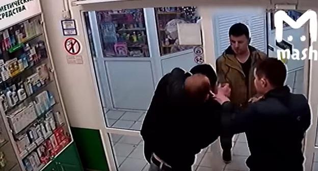 Полицейские избивают Сулли Юнусилау. Скриншот видео пользователя 
Breaking Mash
https://www.youtube.com/watch?v=MamA4pnlMEE&has_verified=1