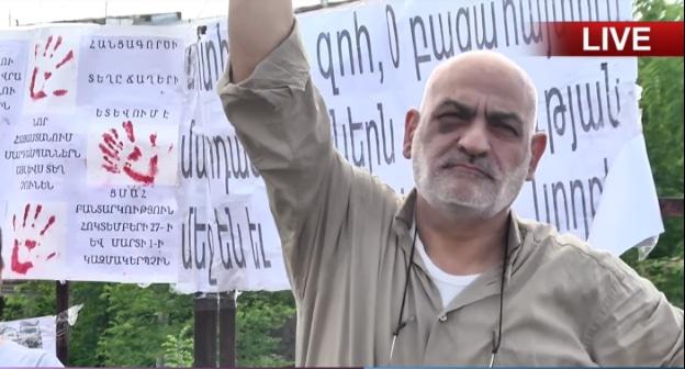 Противник Кочаряна на акции протеста. Скриншот видео https://www.youtube.com/watch?v=02EItaKfRvM&feature=youtu.be