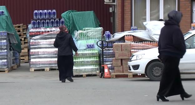 На территории "Нового" рынка в Назрани. Фото: кадр видео ingushetiya segodny https://www.youtube.com/watch?time_continue=87&v=LRpox6vDbkI
