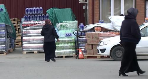 На территории "Нового" рынка в Назрани. Фото: кадр видео ingushetiya segodny https://www.youtube.com/watch?time_continue=87&v=LRpox6vDbkI
На территории "Нового" рынка в Назрани. Фото: кадр видео ingushetiya segodny https://www.youtube.com/watch?time_continue=87&v=LRpox6vDbkI