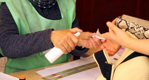 Маркировка избирателя. Фото Инны Кукуджановой для "Кавказского узла".
