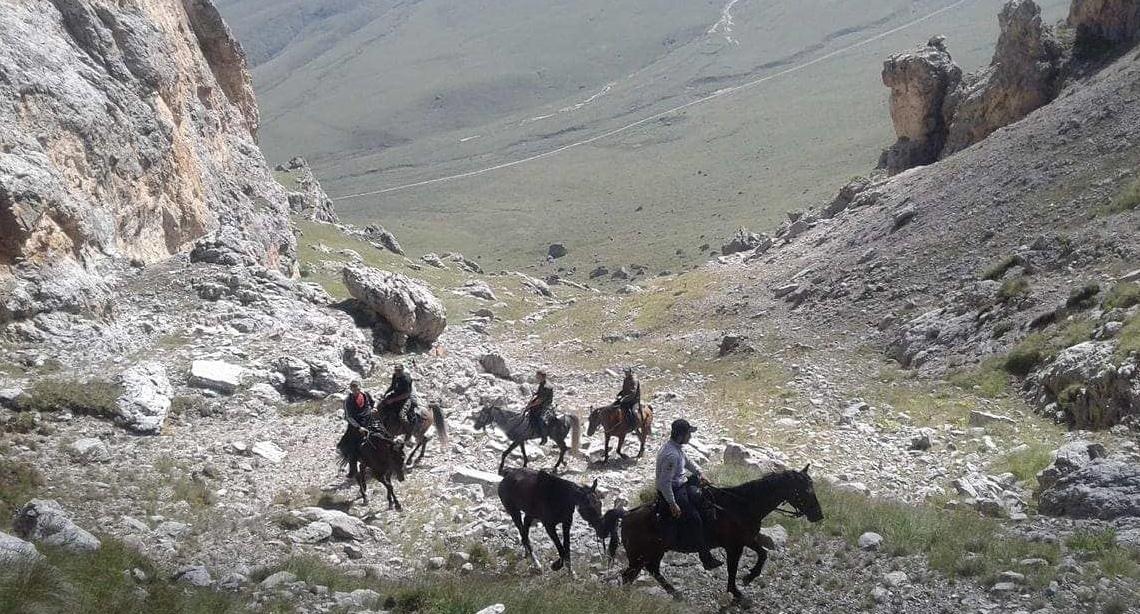 Участники конного перехода вдоль Кавказского хребта в сентябре 2018 года. Автор фото: Ибрагим Яганов