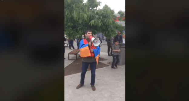 Скриншот трансляции акции 21 мая в Степанакерте на странице активиста Тиграна Петросяна в соцсети. https://www.facebook.com/doc.petrosyan/videos/1180486072132213/