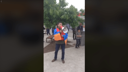 Скриншот трансляции акции 21 мая в Степанакерте на странице активиста Тиграна Петросяна в соцсети. https://www.facebook.com/doc.petrosyan/videos/1180486072132213/ Скриншот трансляции акции 21 мая в Степанакерте на странице активиста Тиграна Петросяна в соцсети. https://www.facebook.com/doc.petrosyan/videos/1180486072132213/