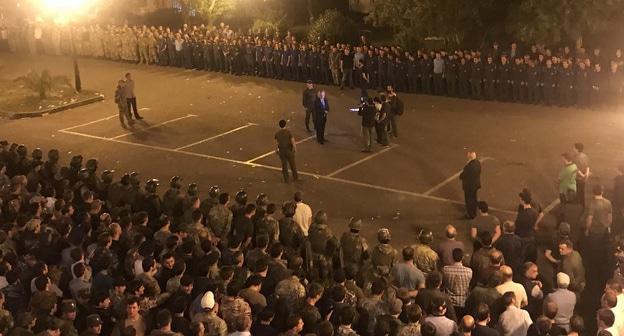 Президент Абхазии Рауль Хаджимба на площади перед парламентом. Сухум, 22 мая 2019 года. Фото Дмитрия Статейнова для "Кавказского узла"