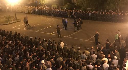 Президент Абхазии Рауль Хаджимба на площади перед парламентом. Сухум, 22 мая 2019 года. Фото Дмитрия Статейнова для "Кавказского узла" Президент Абхазии Рауль Хаджимба на площади перед парламентом. Сухум, 22 мая 2019 года. Фото Дмитрия Статейнова для "Кавказского узла"