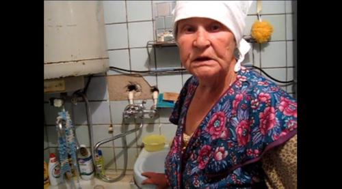 Жительница поселка рассказывает о проблемах с водоснабжением. Фото: кадр видео Наталии Заброды https://www.youtube.com/watch?v=UzQfLwm0Wpc&t=47s Жительница поселка рассказывает о проблемах с водоснабжением. Фото: кадр видео Наталии Заброды https://www.youtube.com/watch?v=UzQfLwm0Wpc&t=47s