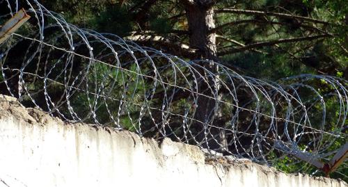 Ограждение режимного объекта. Фото Нины Тумановой для "кавказского узла" Ограждение режимного объекта. Фото Нины Тумановой для "кавказского узла"