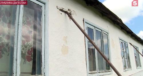 Подпорки стены школы в Дагестане. Фото: кадр видео "Пятого канала" www.globallookpress.com, https://www.5-tv.ru/news/251413/skola-vdagestane-vluboj-moment-mozet-ujti-pod-zemlu-reportaz/?utm_source=yxnews&utm_medium=desktop Подпорки стены школы в Дагестане. Фото: кадр видео "Пятого канала" www.globallookpress.com, https://www.5-tv.ru/news/251413/skola-vdagestane-vluboj-moment-mozet-ujti-pod-zemlu-reportaz/?utm_source=yxnews&utm_medium=desktop