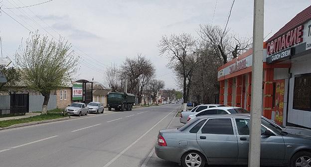 Военная техника возле офиса "Машр". Фото Умара Йовлоя для "Кавказского узла"