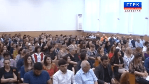 Собравшиеся на сессию горсовета Избербаша 23 мая 2019 года. Скриншот видео https://youtu.be/UCW6Ii94_rI