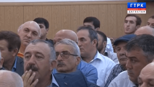 Собравшиеся на сессию горсовета Избербаша 23 мая 2019 года. Скриншот видео https://youtu.be/UCW6Ii94_rI Собравшиеся на сессию горсовета Избербаша 23 мая 2019 года. Скриншот видео https://youtu.be/UCW6Ii94_rI