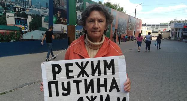 Наталья Дорожнова проводит одиночный пикет. Волгоград, 26 мая 2019 года. Фото Татьяны Филимоновой для "Кавказского узла"