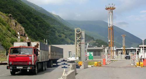 Большегрузный автомобиль на КПП "Верхний Ларс" Фото http://15.mchs.gov.ru/operationalpage/operational/item/7382089/ Большегрузный автомобиль на КПП "Верхний Ларс" Фото http://15.mchs.gov.ru/operationalpage/operational/item/7382089/