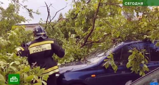 Устранение последствий стихии во Владикавказе.  Фото: кадр видео НТВ https://www.youtube.com/watch?v=ec0cKtuOB88