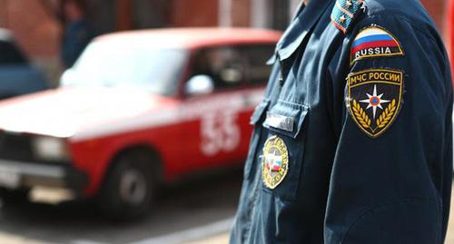 Сотрудник МЧС. Фото: Федор Обмайкин / Югополис Сотрудник МЧС. Фото: Федор Обмайкин / Югополис