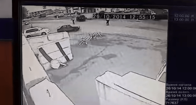 Скриншот видео ДТП с участием машины охраны Юнус-Бека Евкурова 26 окьтября 2014 года, https://www.youtube.com/watch?v=5oAur-NixCA