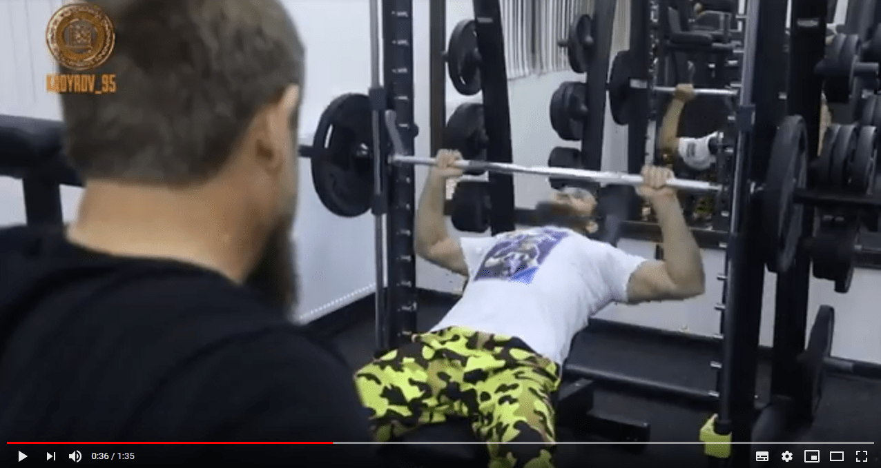 Рамзан Кадыров (стоит спиной) и Абдул-Керим Эдилов. Скриншот видео. https://youtu.be/1in4NYK5pJE